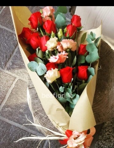Mazzo di rose rosse allungato e lisianthus