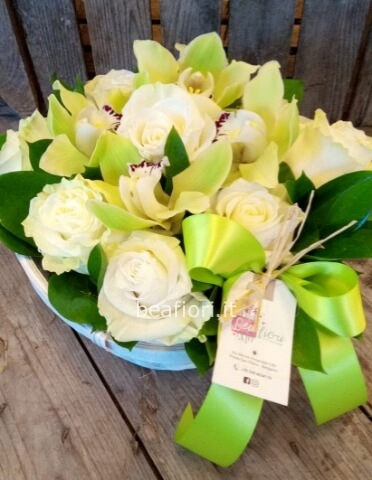 Cestino medio con rose chiare e orchidea