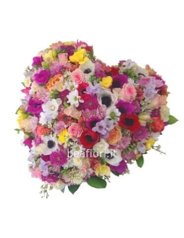 Cuore di fiori assortiti primaverili