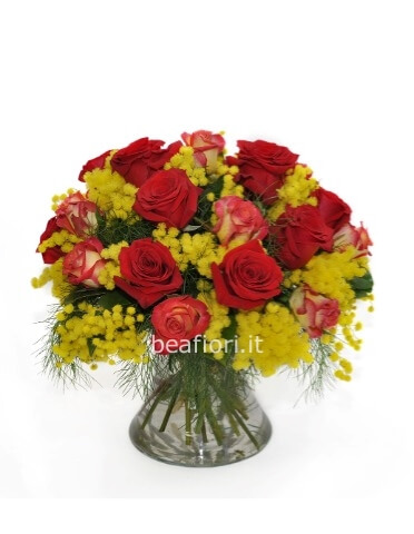 Bouquet di rose assortite e mimosa