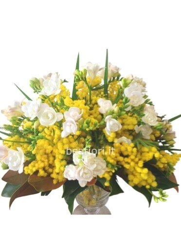 Bouquet di fiori e mimosa