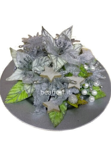 Centrotavola natalizio artificiale tendenza color argento, con fiori e foglie .