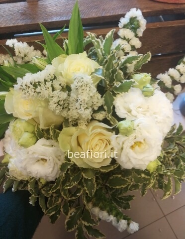 Bouquet con fiori tendente al bianco.