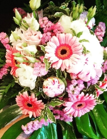 Bouquet di fiori assortiti sul rosa