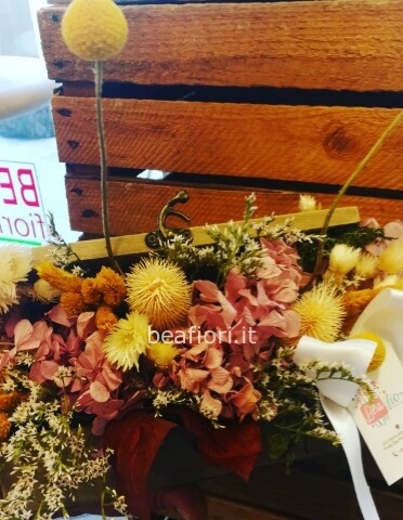 Scatola di legno con composizione di fiori secchi