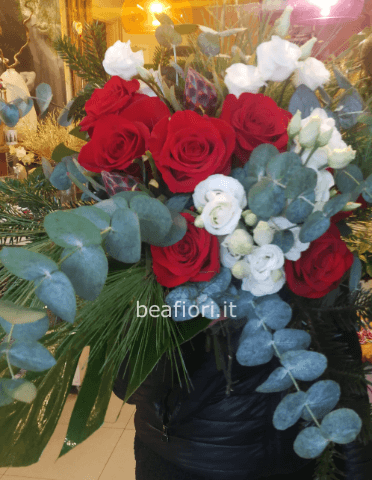 Bouquet rose rosse più fiori bianco