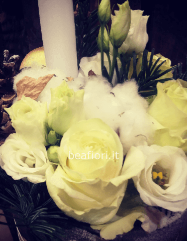 Torta floreale dai toni del bianco