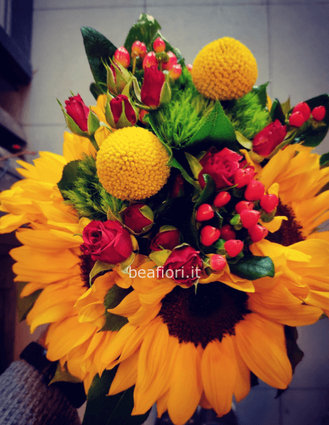 Bouquet di girasoli e fiori di stagione