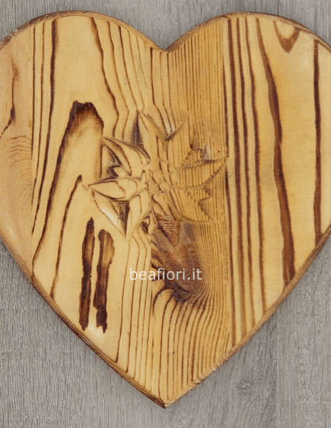 Cuore in legno di pino con incisione centrale di Stella Alpina
