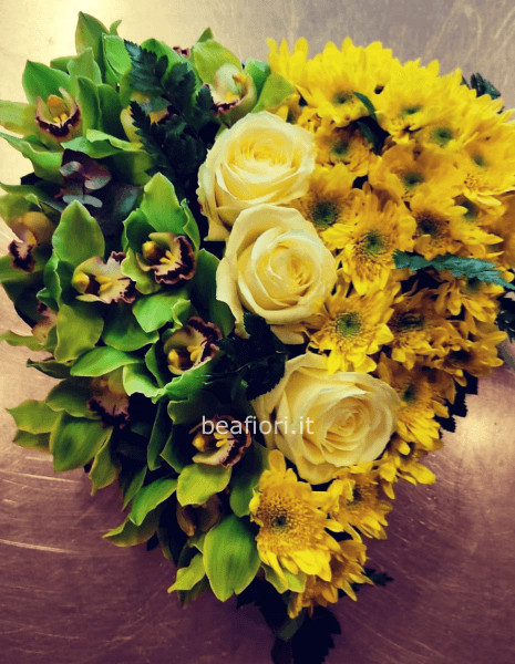 Cuore di fiori freschi, colori assortiti.