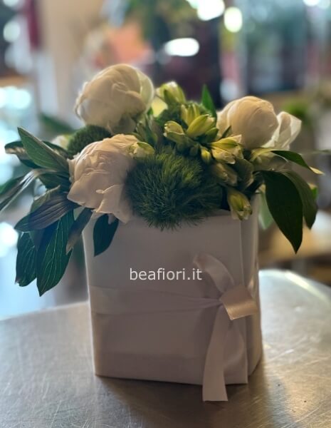 Torta floreale sui toni del bianco 