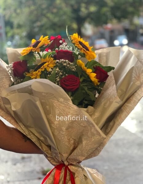 Mazzo allungato con rose e fiori di stagione 