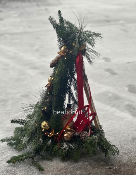 Albero di Natale con decorazioni e luci 