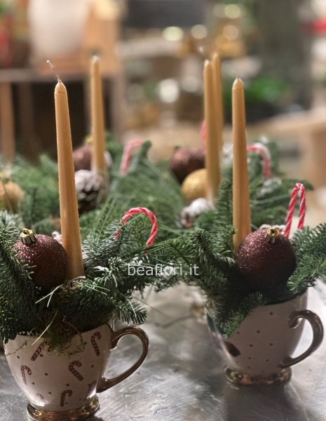 Tazza natalizia con addobbi e candela 