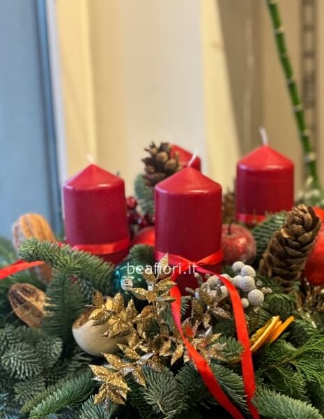 Centrotavola con candele su vassoio oro