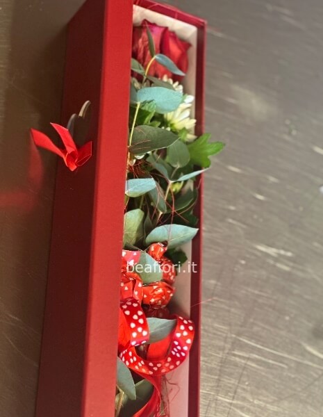 Scatola con rosa rossa prima scelta extra e addobbo san Valentino
