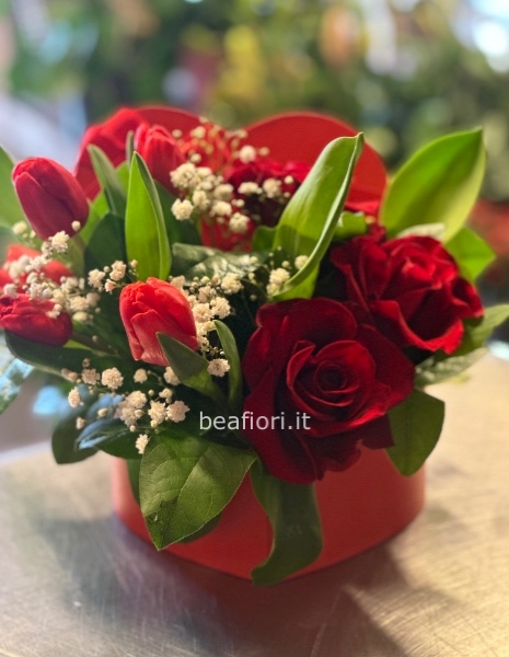 Scatola cuore rose e tulipani 