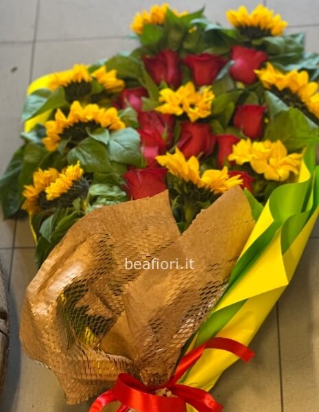 Fascio di rose e girasoli
