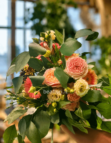 Bouquet sui toni del rosa e bianco con fiori di stagione