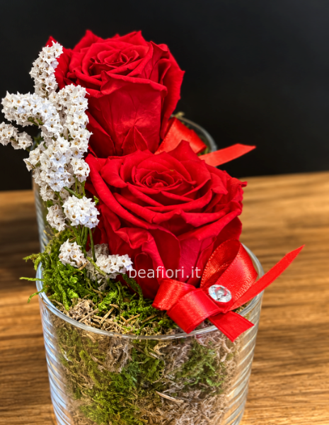 Rosa stabilizzata rossa in vaso di vetro